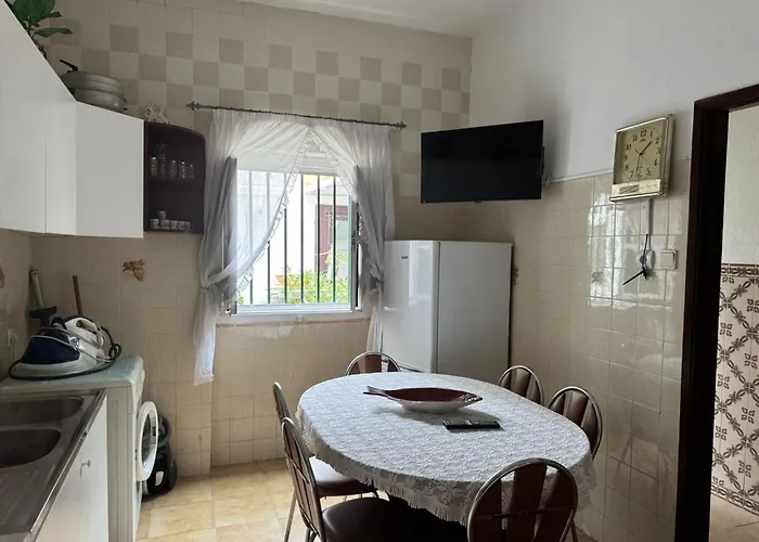 Beautiful 3-bed House In In The Center *