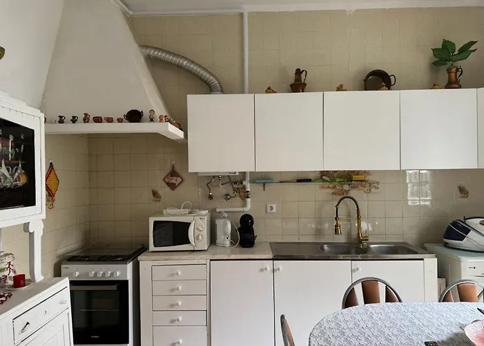Beautiful 3-bed House In In The Center טאווירה