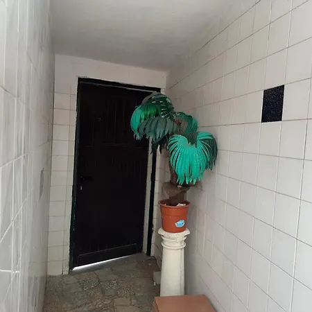 Beautiful 3-bed House In In The Center טאווירה