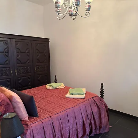 Beautiful 3-bed House In In The Center בית נופש