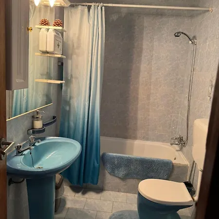 Beautiful 3-bed House In In The Center בית נופש *