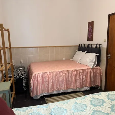 Beautiful 3-bed House In In The Center בית נופש